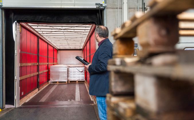 how many pallets fit in a box truck